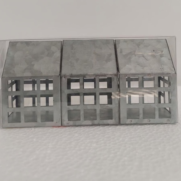 Other - NIB. Set of 3 Metal barn houses